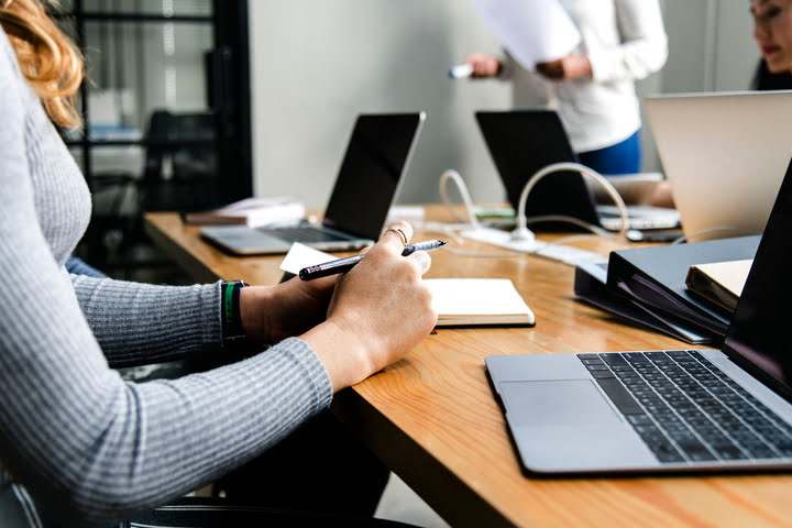 Mujer de negocios prestando atención y entendiendo sobre los impuestos por un nuevo trabajo paralelo